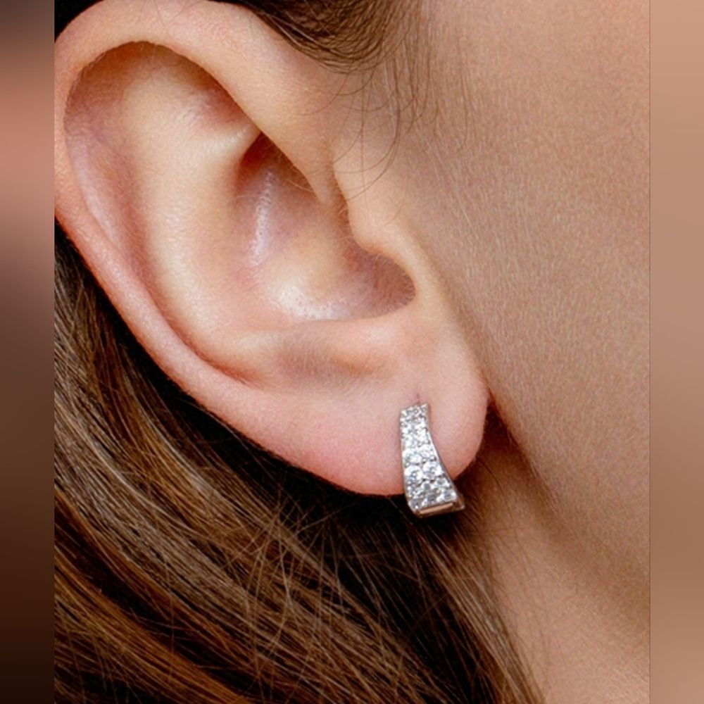 💬🩵⏭️NIB 18k White Gold Plated Sterling Silver Cubic Zirconia Hoop Earrings